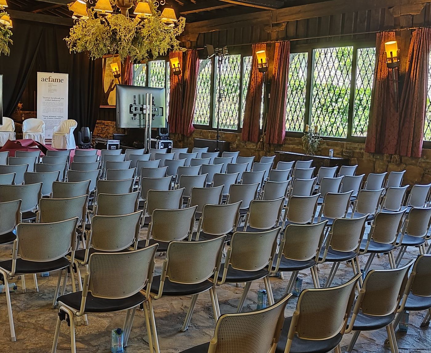 Sillas dispuestas en un salón exclusivo para reuniones de empresa y eventos corporativos en Bizkaia.