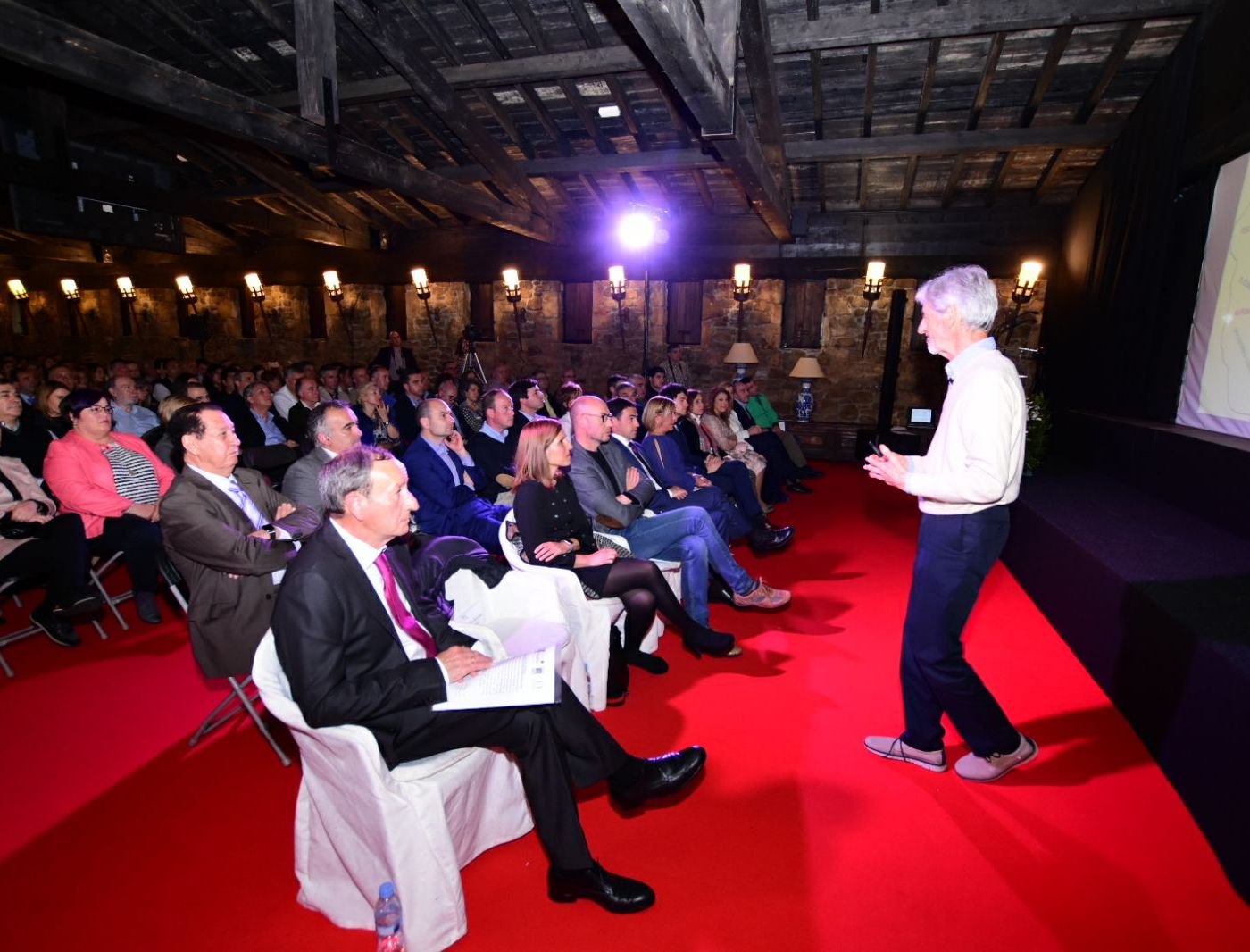 Reunión corporativa de profesionales en una sala para eventos de empresa en Bilbao.